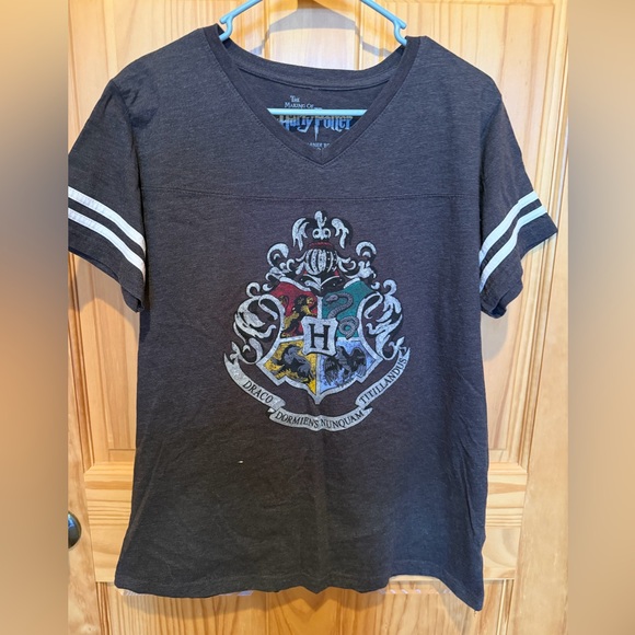 Warner Bros. Other - Harry Potter Women's Hogwarts Crest Tee